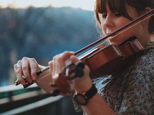 Eine weibliche Person spielt Geige