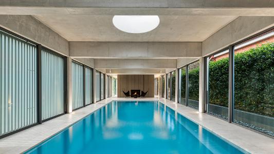 Luxuriöser innenliegender Pool mit Glasfronten 
