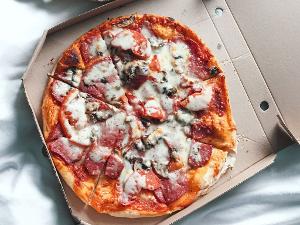 Eine geschnittene Pizza im Karton