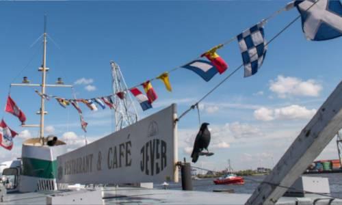 Deck des Schiffs mit Flaggen