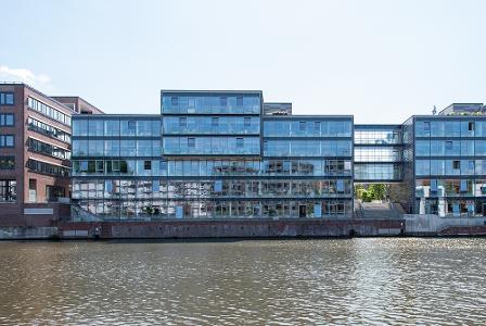 Hamburger Fern-Hochschule Fassade Wasserseits frontal