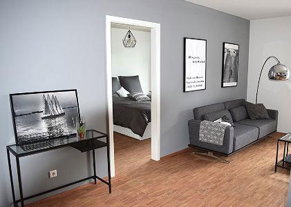 Wohnraum mit grauen Wänden und grauem Sofa