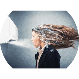 Eine Frau steht vor einer Klimaanlage und die Haare vereisen sich