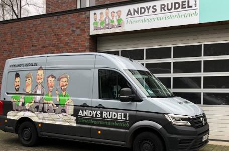 Auto mit Teamgrafik und Logo der Andys Rudel GmbH