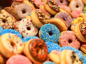 Verschiedene Donuts, mit Schokolade, Streuseln, Zucker und anderen Dekorationen