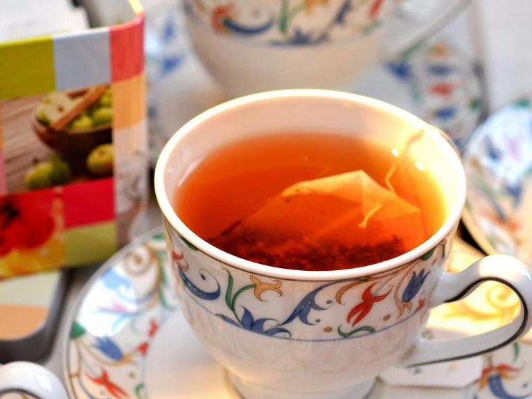 Eine Tasse mit Tee und einem Teebeutel darin