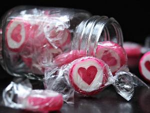 Bonbons in Folie eingepackt, mit einem roten Herz in der Mitte