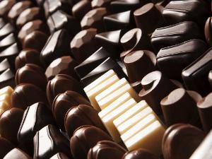 Verschiedene Schokoladenstücke liegen nebeneinander