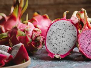 Pitahaya, auch Drachenfrucht genannt. Frucht mit rosafarbener Schale, weißem Fruchtfleisch und weißen Kernen