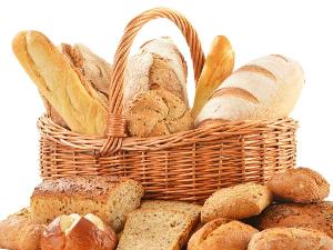 Ein Korb gefüllt mit verschiedenen Broten