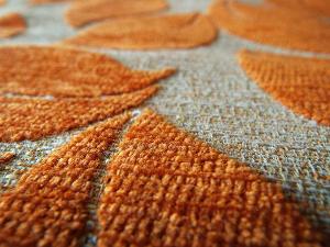 Orange-Beige gemusterter Teppich in der Nahaufnahme