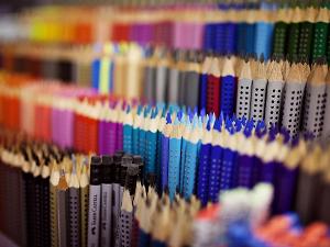Verschiedenfarbige Buntstifte und Bleistifte
