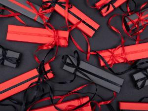 Geschenke mit rotem und schwarzem Papier und roten und schwarzen Geschenkbändern