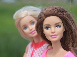 Eine blonde und eine braunhaarige Barbiepuppe