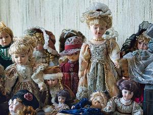 Verschiedenste handgemachte Puppen stehen und sitzen nebeneinander
