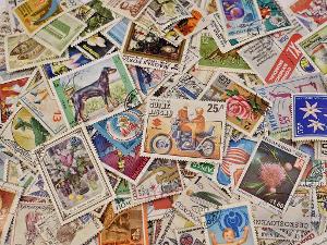 Verschiedenste Briefmarken liegen neben- und übereinander