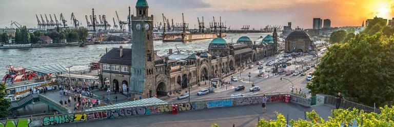 Blick auf die Ladungsbrücken, Elbe und den Hafen von Hamburg