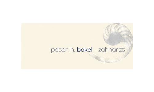 Logo von Bokel Zahnarztpraxis mit hellem Hintergrund und grauem Schriftzug 
