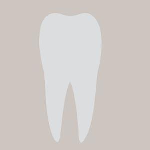 Logo von Dr. Marc Cord Roderjan mit weißem Zahn auf beigen Grund 
