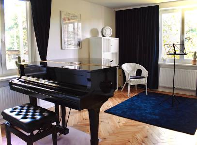 Ein Klavier steht in einem Raum mit einem Holzfußboden