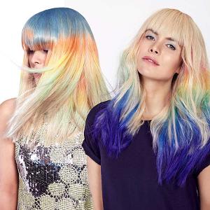 Zwei Frauen mit gefärbten bunten Haaren