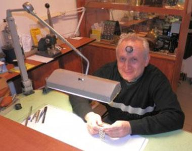 Uhrmacher Leonid Besuewski in seinem Büro bei der Arbeit.