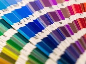 Bunter Farbfächer mit Pantonefarben zur Auswahl des richtigen Papieres im Copy Shop