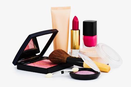 Verschiedene Kosmetikprodukte wie Rouge, Lippenstift, Lidschatten und Foundation