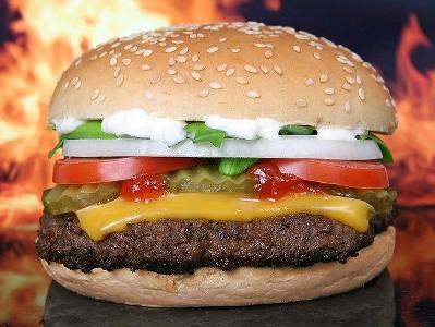Ein Burger und im Hintergrund Flammen