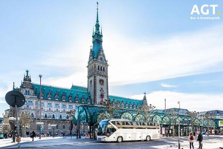 Ein Reisebus steht vor dem Hamburger Rathaus