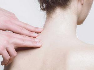 Physiotherapiebehandlung im Nacken bei einer Frau