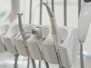 Technische Geräte für die Zahnbehandlung.