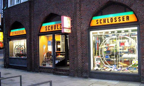 Drei Schaufenster des Geschäfts Sicherheitstechnik Schulz