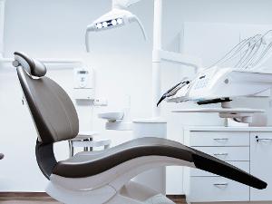 Behandlungsraum bei einem Spezialisten für Endodontie mit Zahnarztstuhl und technischen Geräten