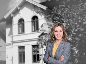 Portraitfoto von Anja Freifrau von Wagner vor einem Gebäude