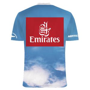 Rückansicht eines bedruckten Shirts mit dem Logo von Emirates