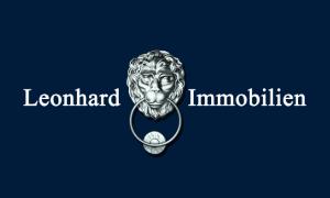 Leonhard Immobilien Logo, dunkelblauer Untergrund, weiße Schrift und ein silberner Löwenkopf