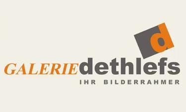Logo Galerie Dethlefs - Ihr Bilderrahmer - grau und orangefarbene Schrift auf beigem Untergrund