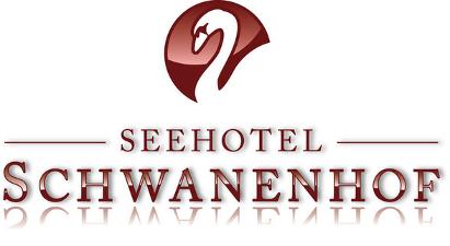 Seehotel Schwanenhof Logo, dunkelrote Schrift und der Kopf und Hals eines Schwans oben über dem Schriftzug