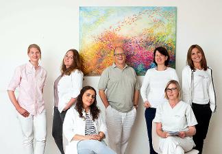 Hausarztpraxis Altona - Teamfoto mit Dr. med. Christina Beyer & Wilfried Aust und zwei weiteren Damen