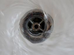 Wasser läuft in den Abfluss in einem Waschbecken