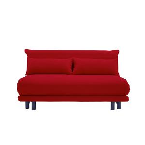 Rotes Sofa mit dunklen Füßen