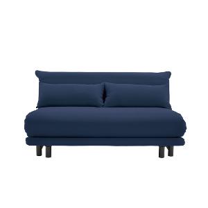 Blaues Sofa mit dunklen Füßen