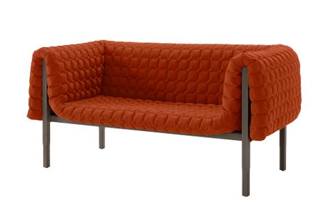 Orange-rotfarbenes Sofa mit dunklen Füßen