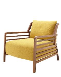 Gelber Sessel mit hellen Füßen