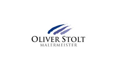Oliver Stolt Logo, drei blaue Streifen und schwarze Schrift auf weißem Untergrund