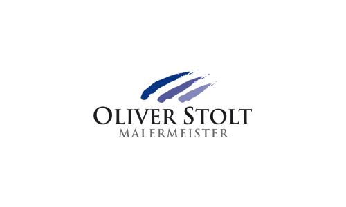 Oliver Stolt Logo, drei blaue Streifen und schwarze Schrift auf weißem Untergrund