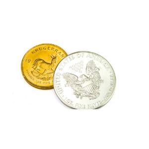 Eine silber- und eine Goldmünze liegen auf einem weißem Untergrund