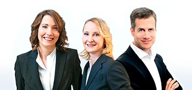 HRM CONSULTING GmbH Logo und zwei Frauen und ein Mann nebeneinanderstehend