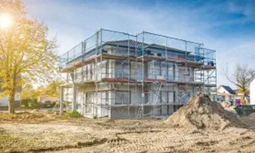 Blick auf einen Rohbau eines Mehrfamilienhauses von Menken + Schlief